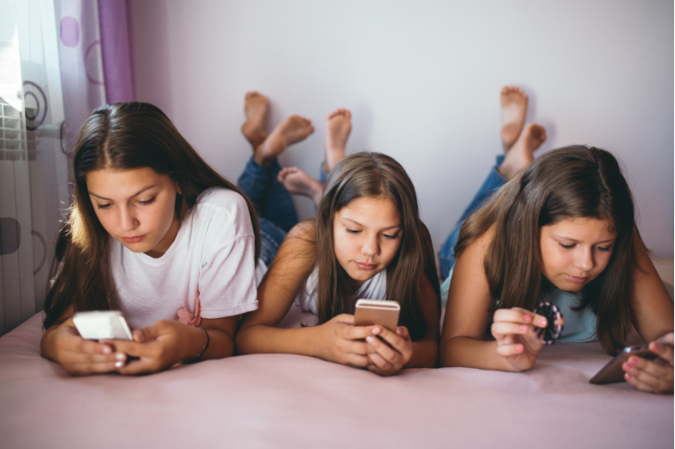 3 teenage girls texting